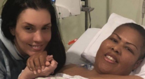 Evangélica, Deise recebe visita da cantora Simony no hospital.