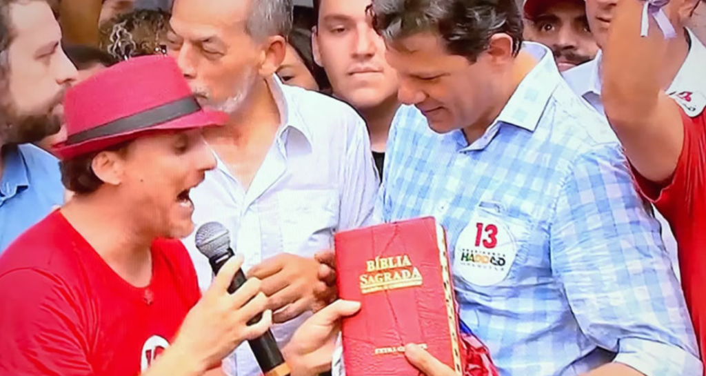Fernando Haddad recebe Bíblia de presente em ato.