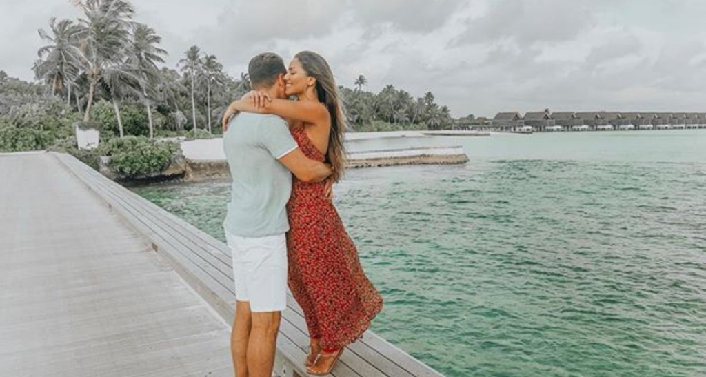 Gabriela Rocha posa com o marido nas Ilhas Maldivas.