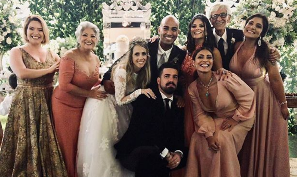 Família de Juliana Paes festeja casamento de Junior.