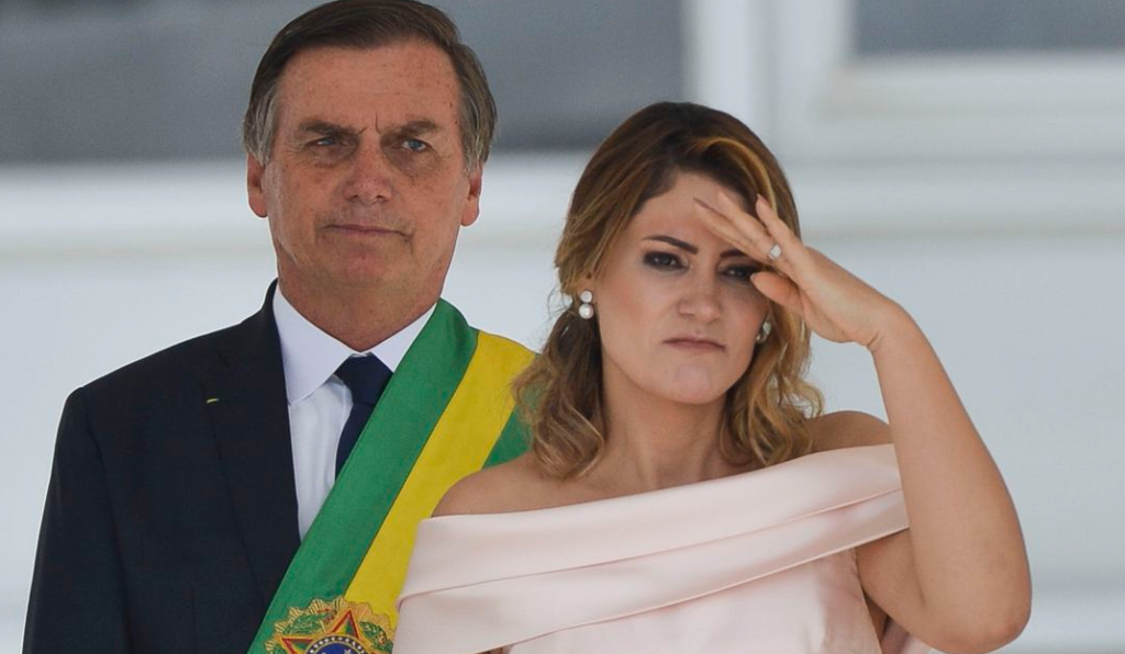 Evangélica, Michelle Bolsonaro dedica-se à ministério de Libras na igreja.