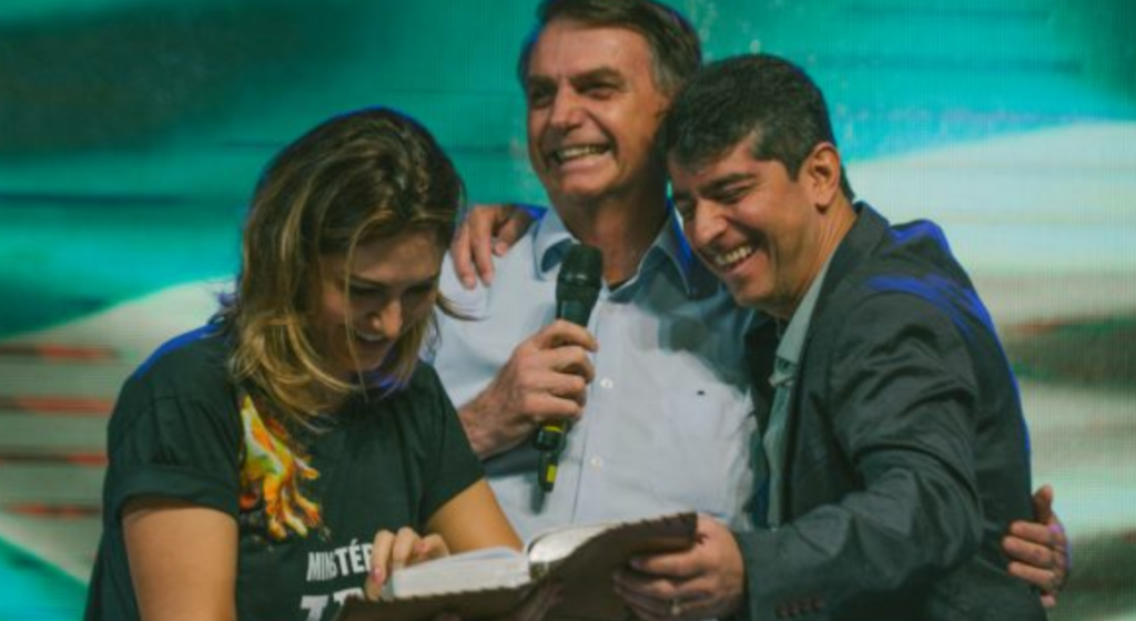 Michelle Bolsonaro, o presidente e o pastor Josué Valandro Jr.
