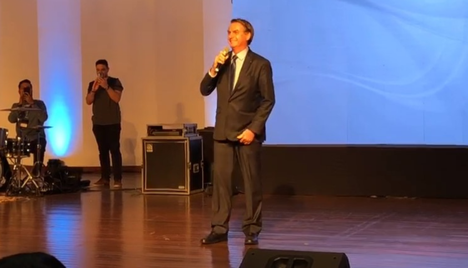 Bolsonaro participa de culto evangélico.