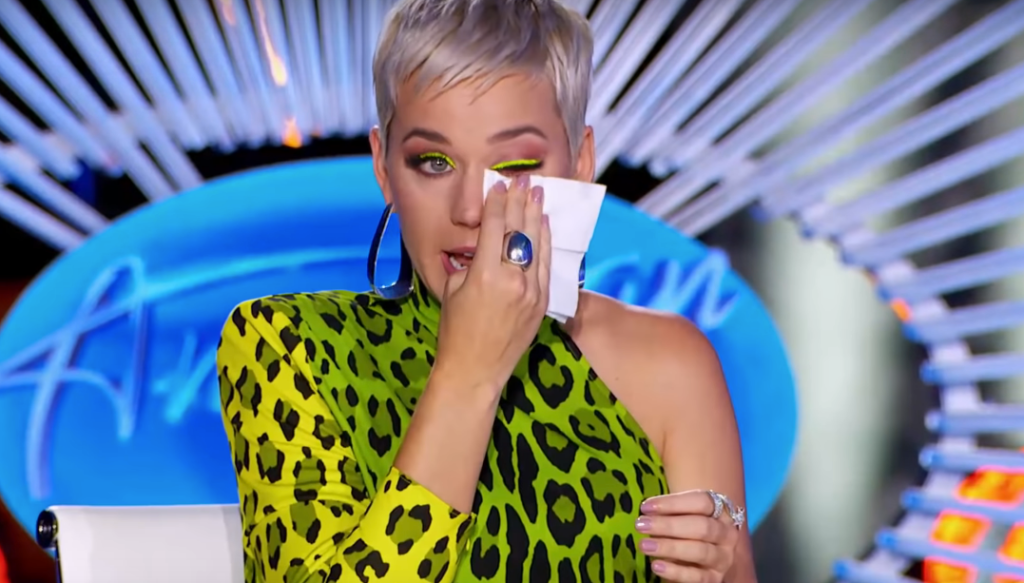 Katy Perry se emociona e relembra passado gospel em programa.
