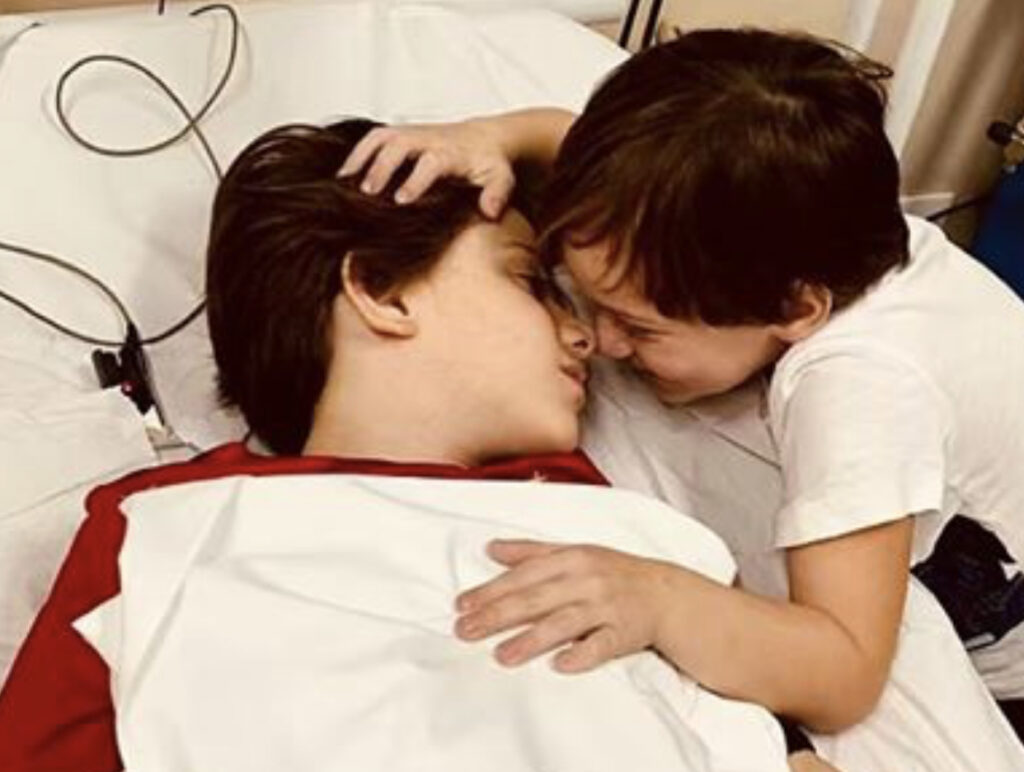 Tito Valadão é filho da cantora gospel Mariana Valadão. Na foto, ele é consolado pelo irmão mais novo.