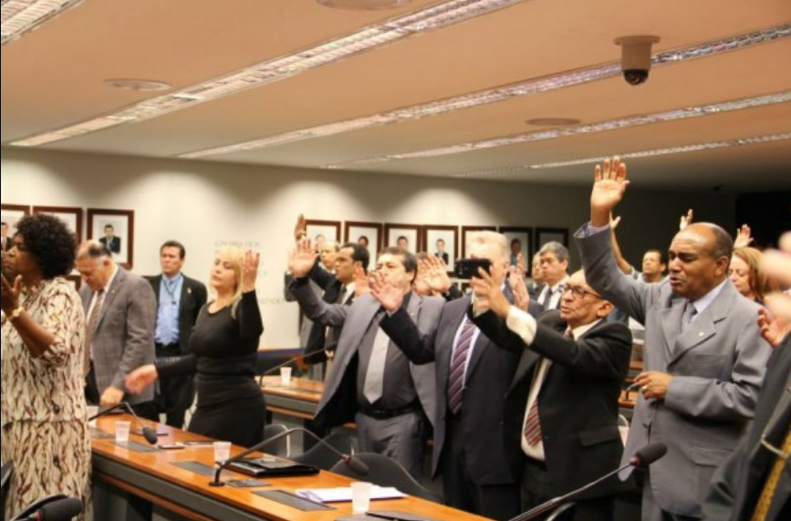 Bancada evangélica discorda de decreto de armas do presidente Bolsonaro.