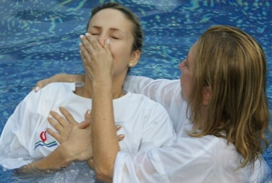 Claudia Leitte publica foto de seu batismo.