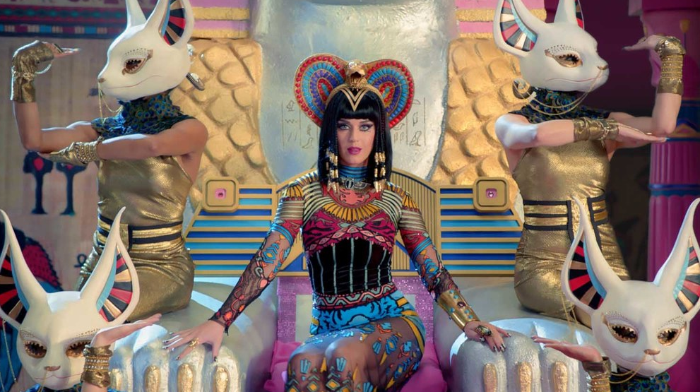 Cantora pop Katy Perry em "Dark Horse".