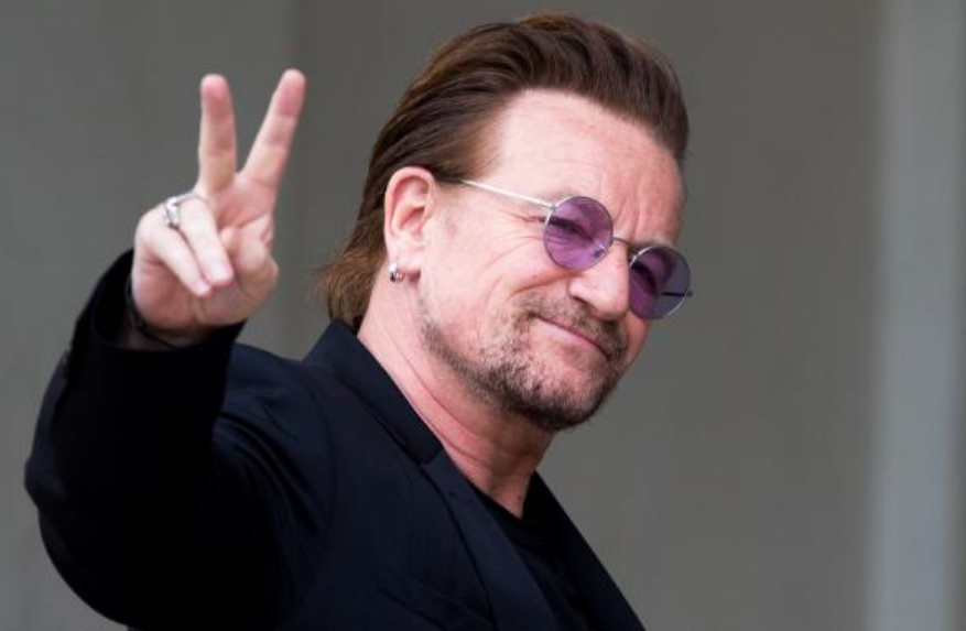 Astro do U2, cantor Bono Vox.