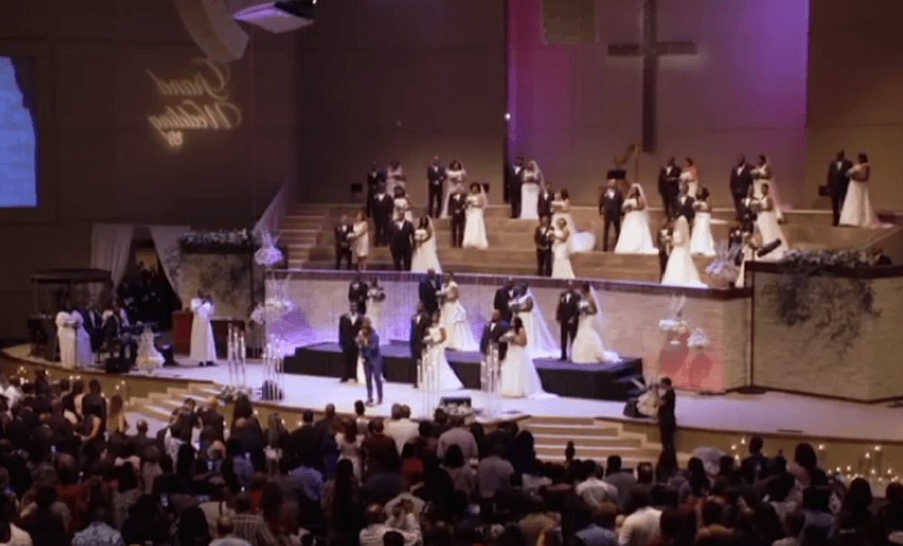 Pastor realiza casamentos coletivos.
