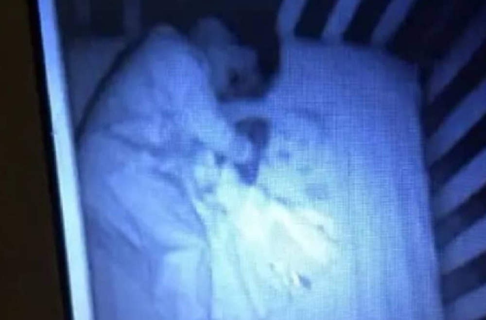Bebê Fantasma intriga mãe em berço.