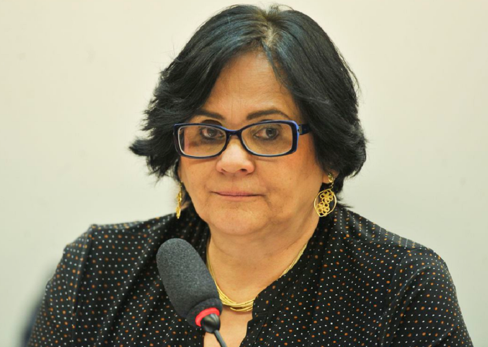 Ministra Damares Alves critica altos salários de pastores.