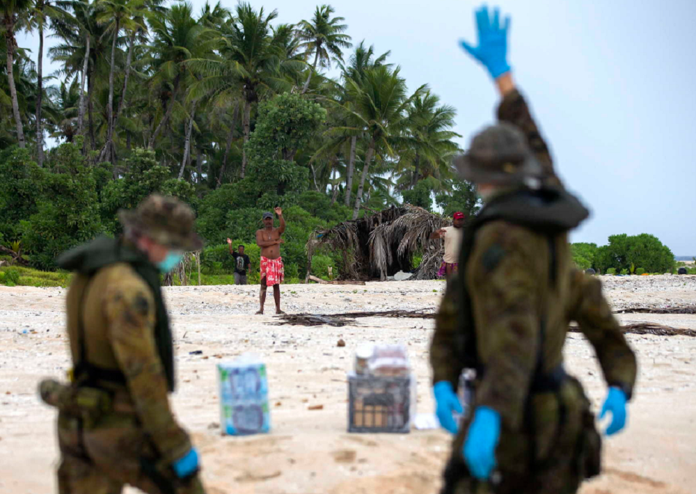 Homens são resgatados em ilha da Micronésia.